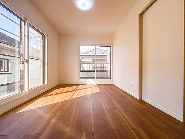 【子供部屋6帖】お子様のお部屋にぴったりなクロークを備えたフローリング仕様の洋室です。