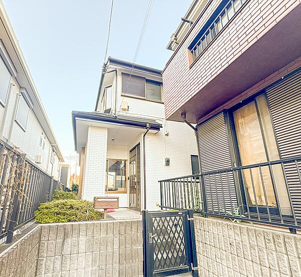 【外観】家族の温かさと陽光の暖かさ、楽しい毎日と明るい未来を予感させる「空間が織り成すひとつ先の住み心地」を演出します。