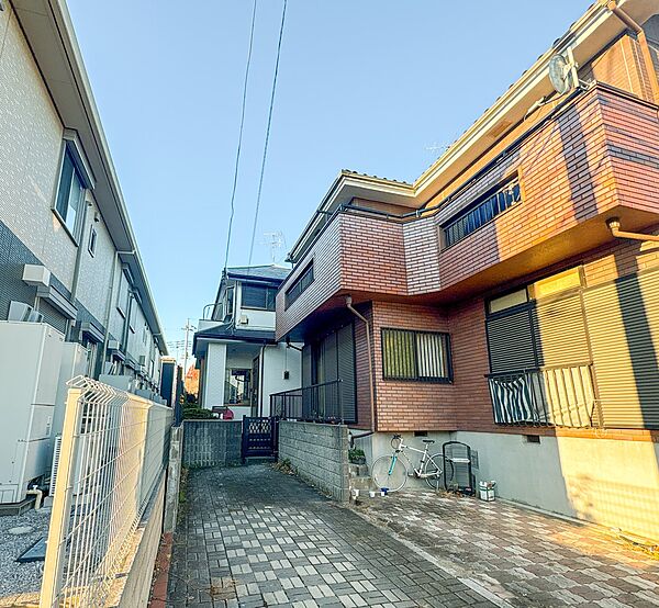 【外観】ここから始まる「日常」はご家族にとってかけがえのない時間となります。少しでも豊かに、快適に。そんな想いから本邸宅は生まれました。　