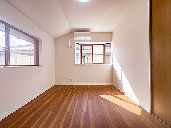 【洋室6帖】部屋の快適性を追求していくと、内装はシンプルになります。そしてポイント、ポイントにアクセントをつけて、リズムをつくる。シンプルな内装とは、リズミカルな内装と気づきます。