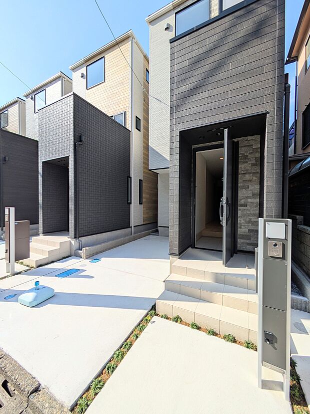 上質感漂う玄関へのアプローチ。居住者の帰り、訪れる方を優しく迎える・安らぎに満ちた生活空間を予感させる。健やかな暮らしを楽しめそう。