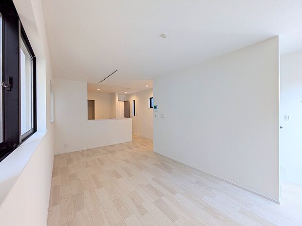 【リビング】インテリアショップで見掛けた「あの家具」も置ける、ゆったりとした空間。時に広さが上質な寛ぎの時間になる事も。