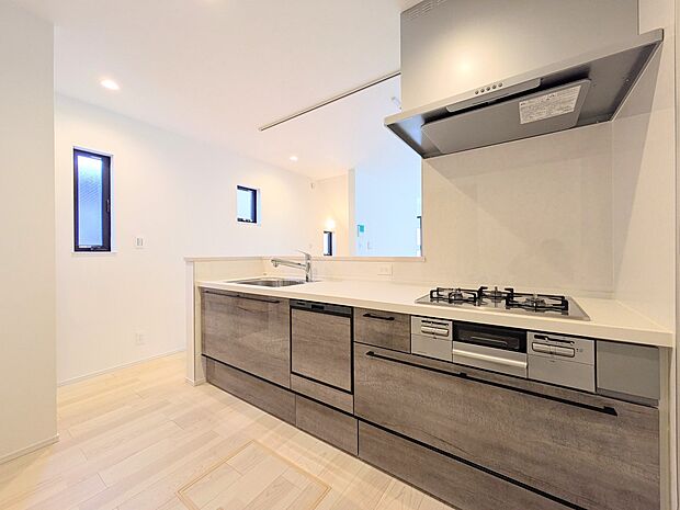 【キッチン】カウンターキッチンは広くて収納力もあるので、快適に料理をすることができます。食器や炊事用具を手の届くところに配置しやすいため調理もスピーディーですよ。