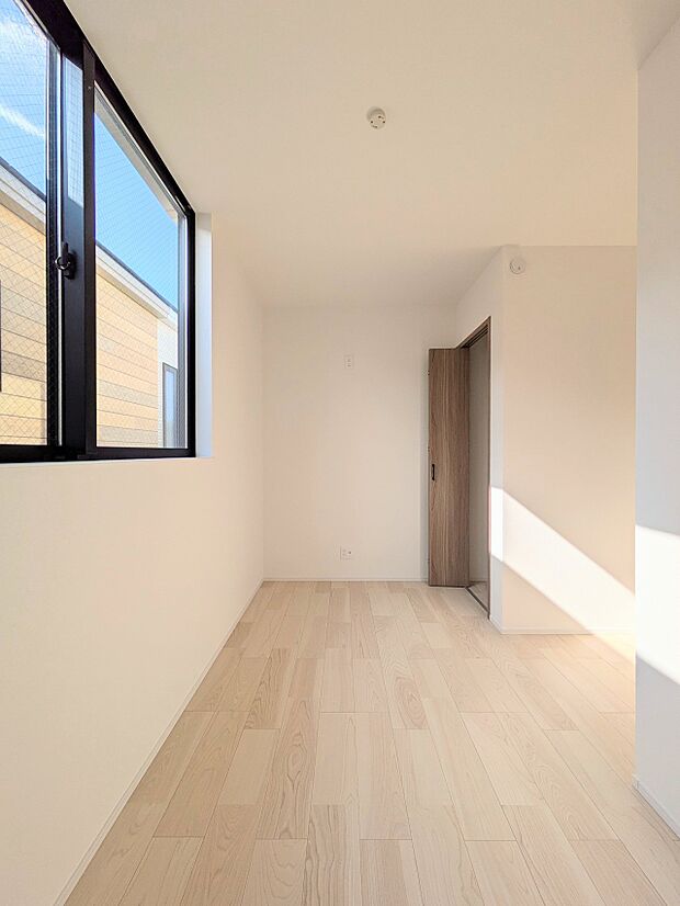 【Room-洋室-】 快適に過ごす条件は、一人ひとり違います。だからこそ飾り過ぎないシンプルな内装と偏り過ぎないデザインで統一しました。暮らしの中でオーナー様だけの【マイホーム】に創り上げ…