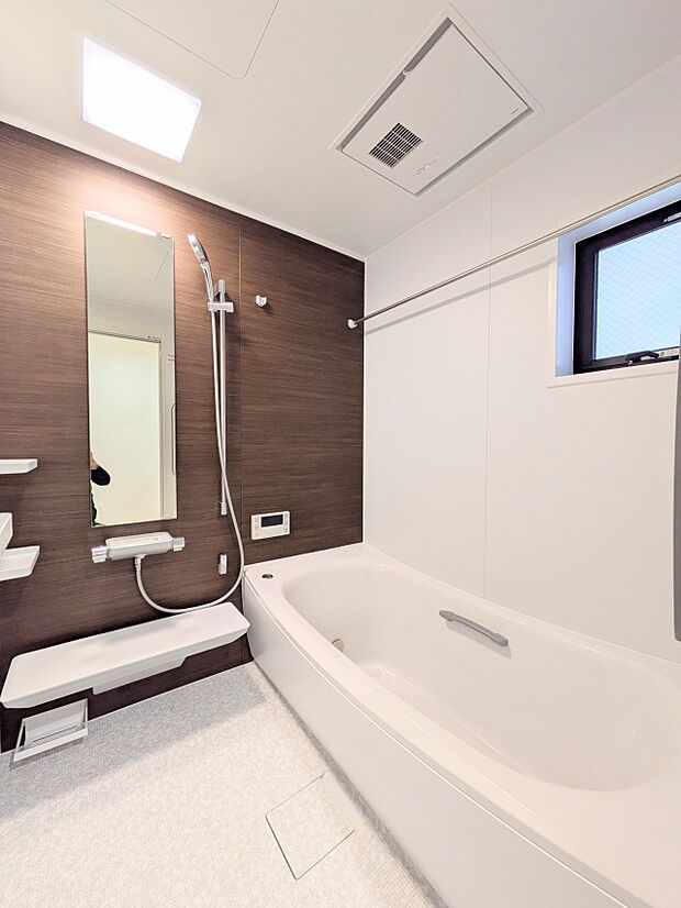 【浴室】1日の疲れを癒すバスルームは、心地よいリラックスを叶える清潔感溢れる美しい空間。