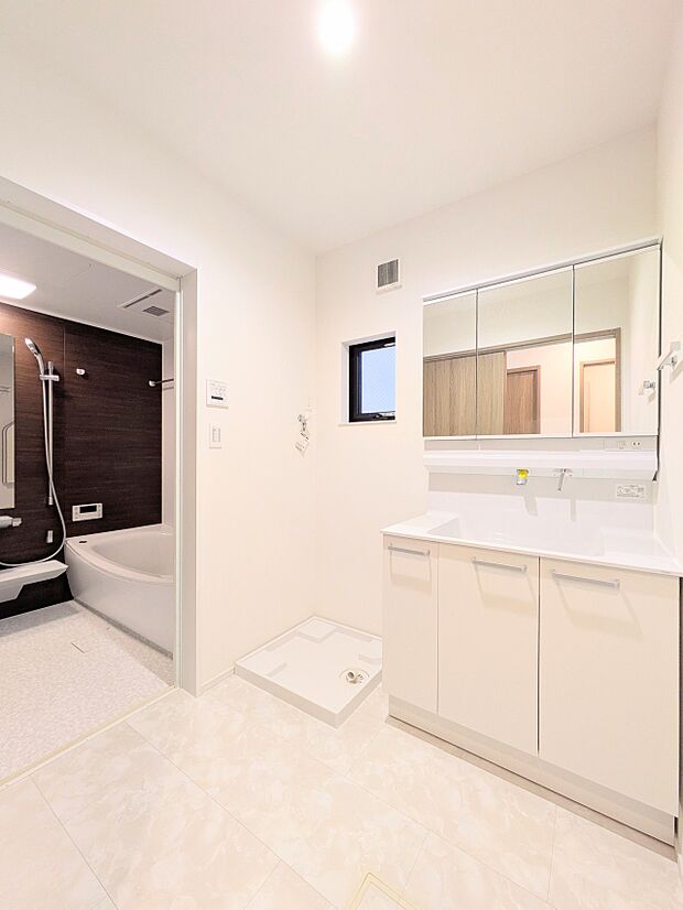 【洗面台】大きく見やすい三面鏡で清潔感ある洗面台は、身だしなみチェックや肌のお手入れに最適です。