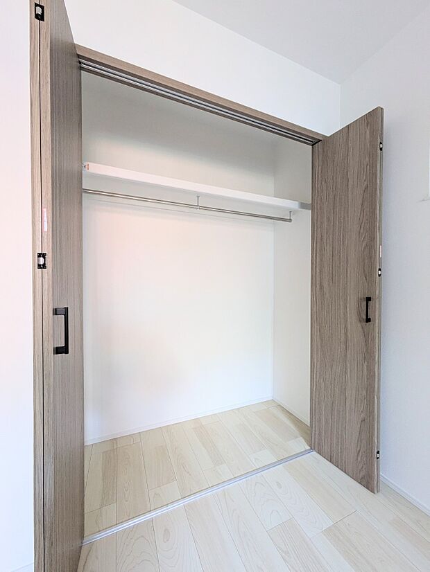 各所に配置された収納スペースは、洋服や小物はもちろんのこと、掃除機や日用予備品・お子様のおもちゃなど様々な物を収納して頂ける便利なスペースです。