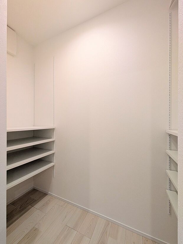 【パントリー（食料庫）】  常温保存できるパン、お米、調味料、缶詰など、日常的に使うものや未開封の食品の収納にぴったり。棚にものを並べて収納すれば、何が足りないのかひと目で確認できます。