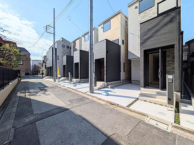 家の前は美しい通りになっていますが、クルマが比較的少なく。家のまわりで遊ぶお子さまも大丈夫です。