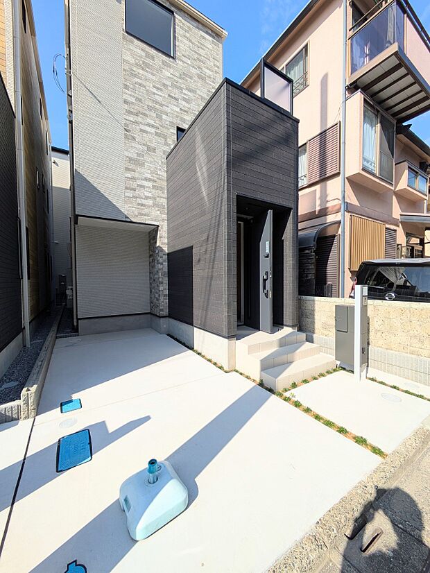 【駐車場】ゆったりとした駐車スペースを確保。大きめのお車でもOK。