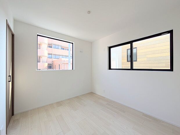 シンプルにデザインされた室内。家具やレイアウトでお好みの空間に。