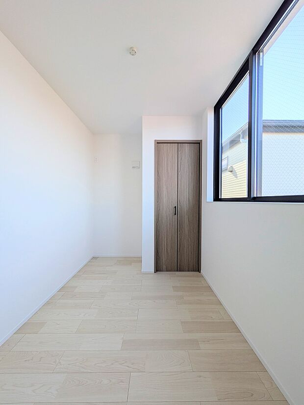 柔らかな陽光とフローリングの色味が調和した快適な空間。