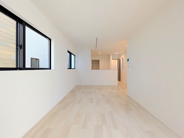 【ダイニングキッチン】ナチュラルな自然光の中での調理。お洒落な食器類を余裕で収納できるスペース。動きやすい女性目線のキッチン動線。これからはお料理をつくる時間が劇的に変わります。