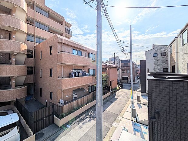 【眺望】その街並みは、さまざまな家の姿が、歩く人々を楽しませている。そう街並みは街の美しい風景なのだ。その風景が目をやさしく和ませてくれている。