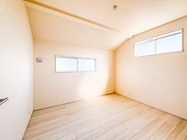 【洋室6.125帖】  快適に過ごす条件は、一人ひとり違います。だからこそ飾り過ぎないシンプルな内装と偏り過ぎないデザインで統一しました。暮らしの中でオーナー様だけの【マイホーム】に創り上げ…