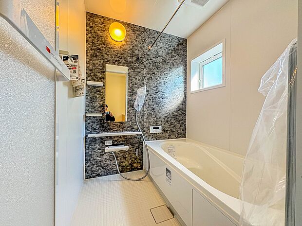 【浴室】 きっとあなたのバスタイムも単なる習慣から特別な時間に変わるはず。一日の汚れとともに疲れを洗い流し、眠りに就く前の大事なリラックスタイムを演出