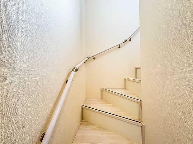 【手すり付階段】手すりがないと階段の昇り降りで危険なことはもちろん、壁に手をつきながら歩くことで壁紙が汚れやすくなります。すべての方に快適に昇り降りしていただくため、手すりを設置しました。