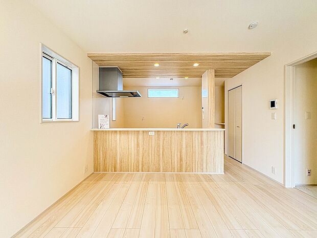 【Dining】ダイニングテーブルを置いても十分な広さが確保されています。