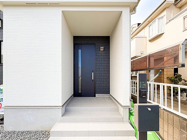 ＜玄関＞家の顔となる玄関は、高いデザイン性が求められます。高級感と断熱性、防犯性に優れた玄関ドアを標準装備。ピッキング対策のセキュリティサムターン等、防犯に考慮しました。