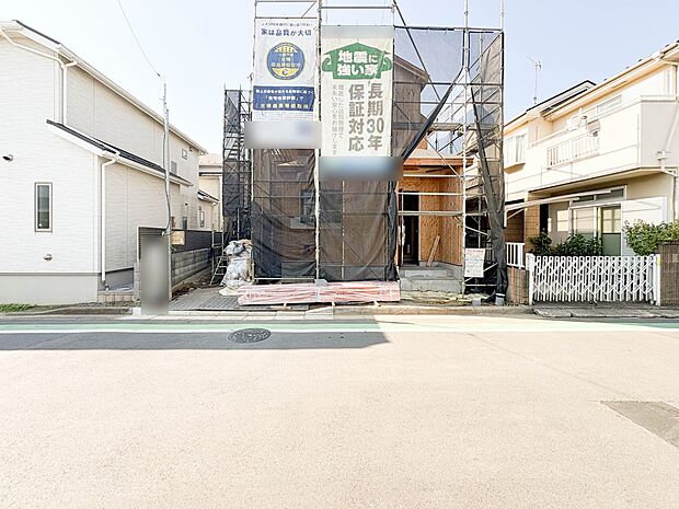 家の前をまっすぐの通りが走っている。クルマは少なく、人々は毎朝、ウォーキング、ジョギング、犬の散歩など、フリーな朝時間を過ごしている。