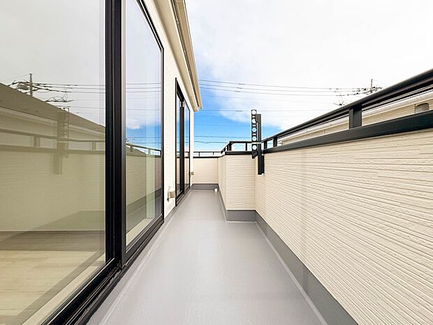 【バルコニー】バルコニーから差し込む陽光・通風は、住環境・快適性と共に有り続ける貴重な「財産」です。