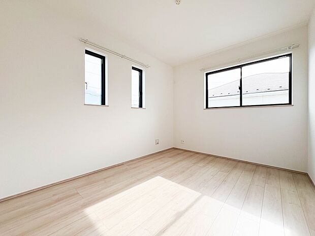 【洋室6帖】柔らかな陽光とフローリングの色味が調和した快適な空間。