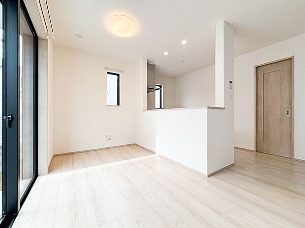 【ダイニング】広々としたリビングダイニング。ゆったりとしたキッチン。生活動線をLDK に集中させ、ご家族が過ごしやすい空間設計にしました。