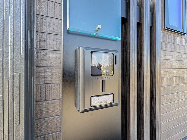 【TVモニター付インターホン】不在時の来訪者を録画でき犯罪抑止効果も期待できます。