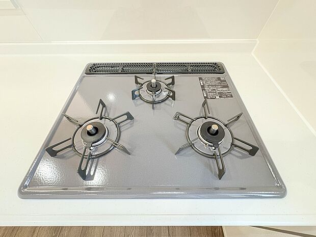 【三口コンロ】奥さま目線で考え、調理に重宝する三口コンロをシステムキッチンに採用、ワイドな洗い場も設けも野菜や食器を洗うのを便利にしました。