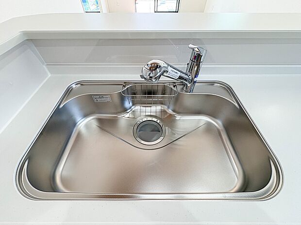 【浄水器一体型混合水栓】  一つの蛇口で「原水（水道水）」「シャワー」「浄水」を切り替えられる、浄水器を内蔵した混合水栓です。浄水は、水栓本体の首部分に付属のカートリッジをセットして使用しま…