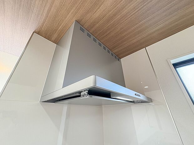 【レンジフード】調理の際に発生する汚れた空気（二酸化炭素、油煙、水蒸気、ニオイなど）を、ダクトを通して屋外に排出しています。