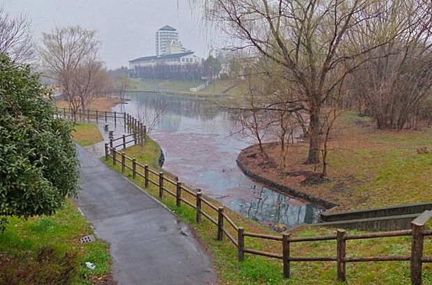 周辺の街並み 1300m 深作川調節池(深作川調節池 徒歩13分)