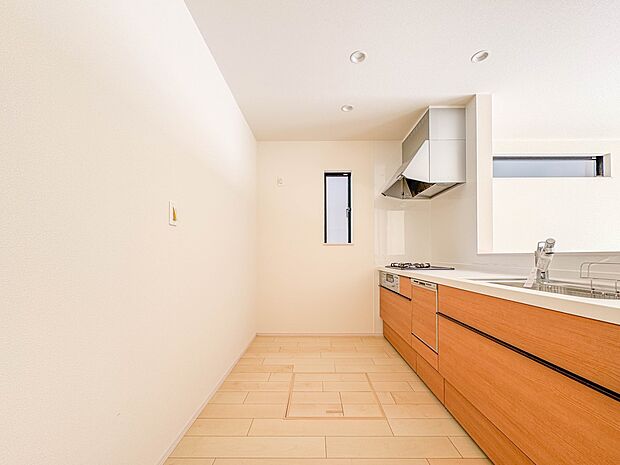 【キッチン】カウンターキッチンは広くて収納力もあるので、快適に料理をすることができます。食器や炊事用具を手の届くところに配置しやすいため調理もスピーディーですよ。