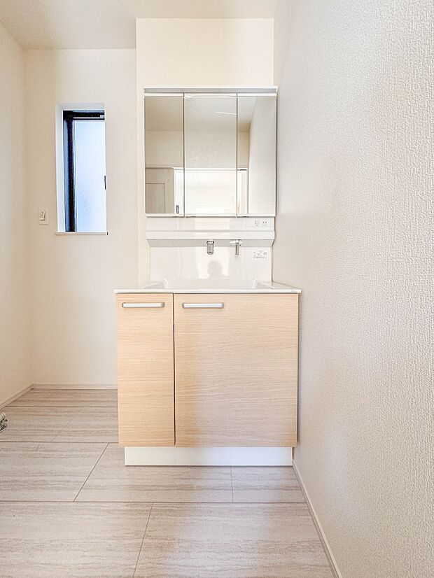 【洗面台】大きく見やすい三面鏡で清潔感ある洗面台は、身だしなみチェックや肌のお手入れに最適です。何かと物が増える場所だからこそ、スッキリと見映えの良い空間に拵えました。