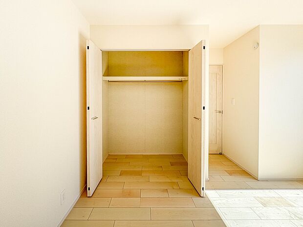 【収納 子供部屋6.5帖】限られたスペースを有効に活用できる壁面クローゼット。