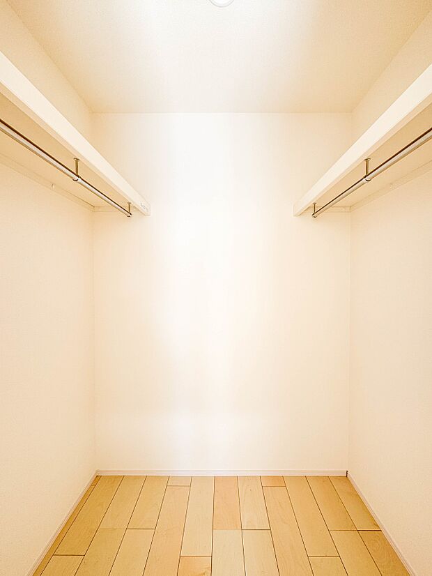 【WIC 寝室7帖】WICのメリットの1つ目は、1箇所にまとめて収納が出来ること。2つ目は、衣替えが必要ないこと。3つ目は、扉が少なくなり室内がスッキリ見えること。