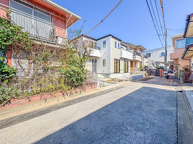 【前面道路4.2M】車の通行が少ないので、静かな住環境を維持することができます。