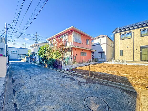 【前面道路4.2M】車の通行が少ないので、静かな住環境を維持することができます。