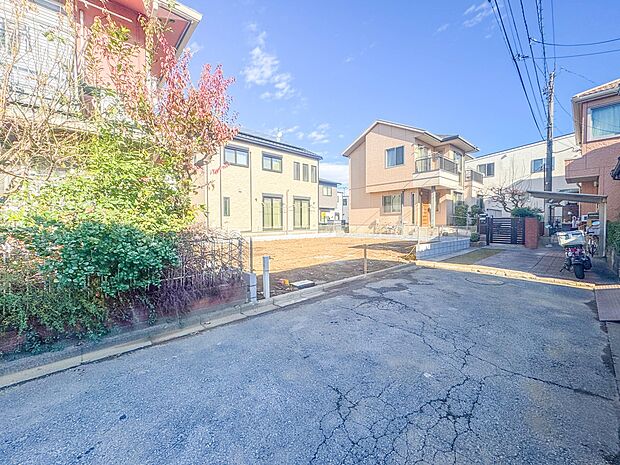 【前面道路4.2M】静かな通りに面した本物件は、落ち着いて暮らすことができます。  閑静な住宅街で比較的車の通りも少ないのでお子様も安心です。