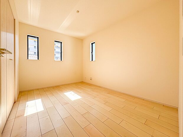 【洋室6帖】柔らかな陽光とフローリングの色味が調和した快適な空間。