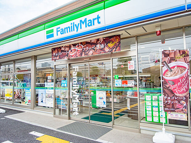 コンビニ 500m ファミリーマート さいたま大成橋南店(ファミリーマートの強さは、少量のお惣菜を売るファミデリカとドラッグストアと組んだコラボ。サラダを中心にしたヘルシー食材が充実のコンビ…