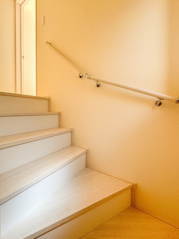 【手すり付階段】手すりがないと階段の昇り降りで危険なことはもちろん、壁に手をつきながら歩くことで壁紙が汚れやすくなります。すべての方に快適に昇り降りしていただくため、手すりを設置しました。