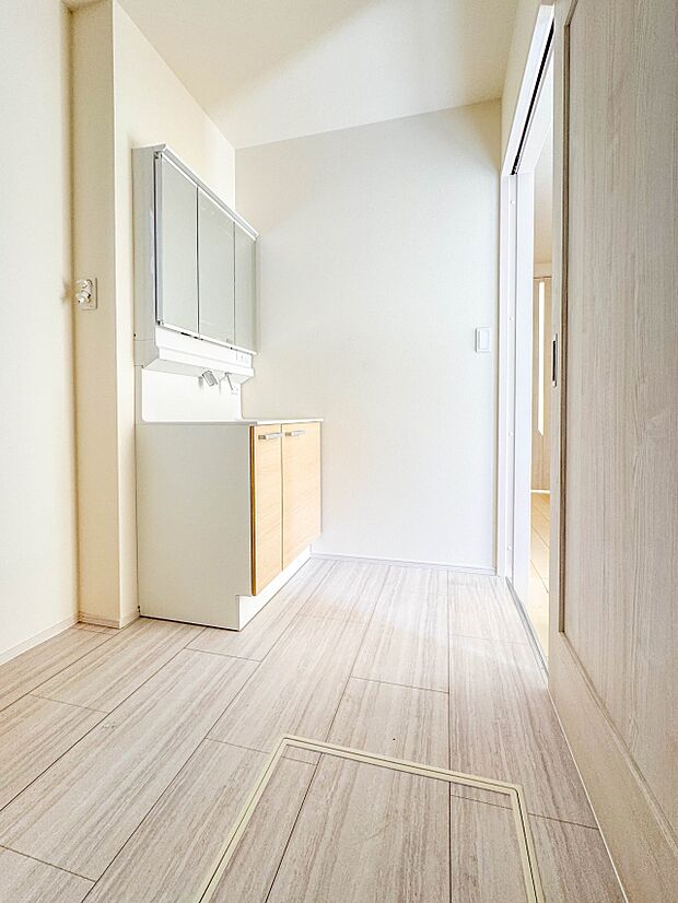 【脱衣所】脱衣所、洗面所は小さなプライベートスペース。歯磨き、洗顔と毎日施す個人空間。