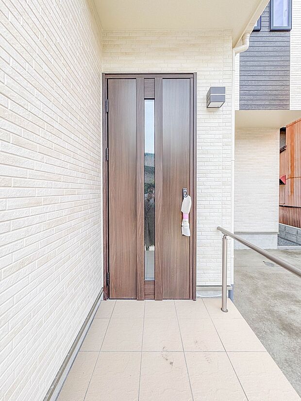 【玄関】玄関へ向かうまでのアプローチに漂う上質が期待感をもたせます。玄関は建物の顔。落着きを醸し出した自己主張が心に訴えてきます。