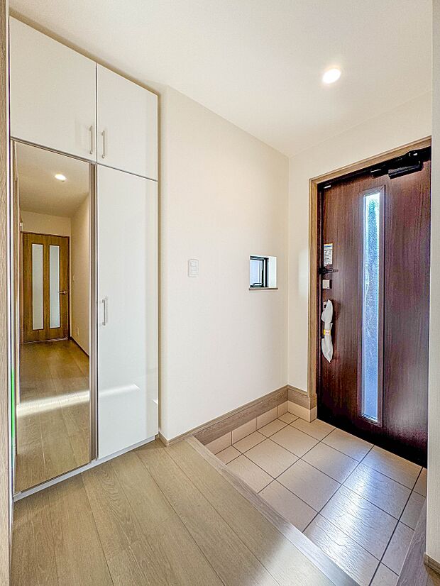 【玄関】スタイリッシュかつ品のある玄関。晴れの日も、雨の日も、風の日も、ご家族やお客さまを安心して迎えます。