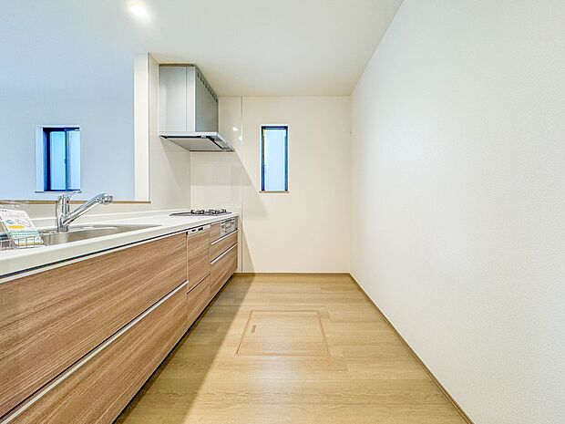 【キッチン】ナチュラルな自然光の中での調理。会話が弾む対面型キッチン。お洒落な食器類を余裕で収納できるスペース。動きやすい女性目線のキッチン動線。これからはお料理をつくる時間が劇的に変わりま…