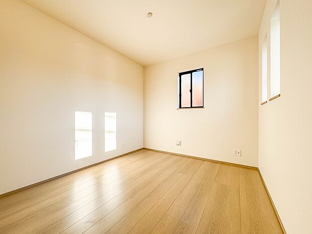 【子供部屋5.25帖】お子様のお部屋にぴったりなクロークを備えたフローリング仕様の洋室です。