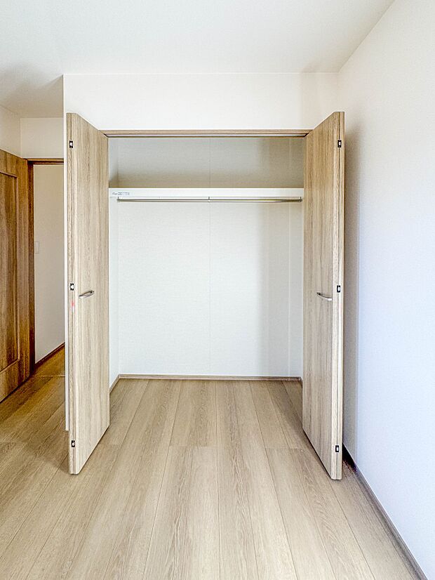 【収納　子供部屋5.25帖】限られたスペースを有効に活用できる壁面クローゼット。