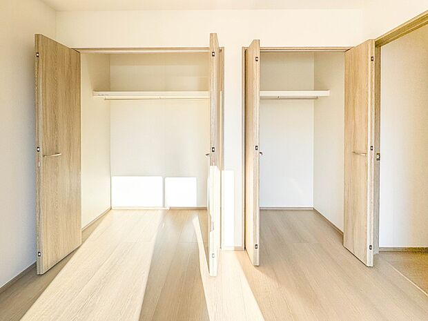 【収納　寝室7帖】各部屋を最大限に広く使って頂ける様、全居住スペースに収納付。プライベートルームはゆったりと快適に。