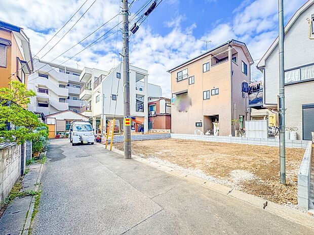 【前面道路4M】家の前をまっすぐの通りが走っている。クルマは少なく、人々は毎朝、ウォーキング、ジョギング、犬の散歩など、フリーな朝時間を過ごしている。